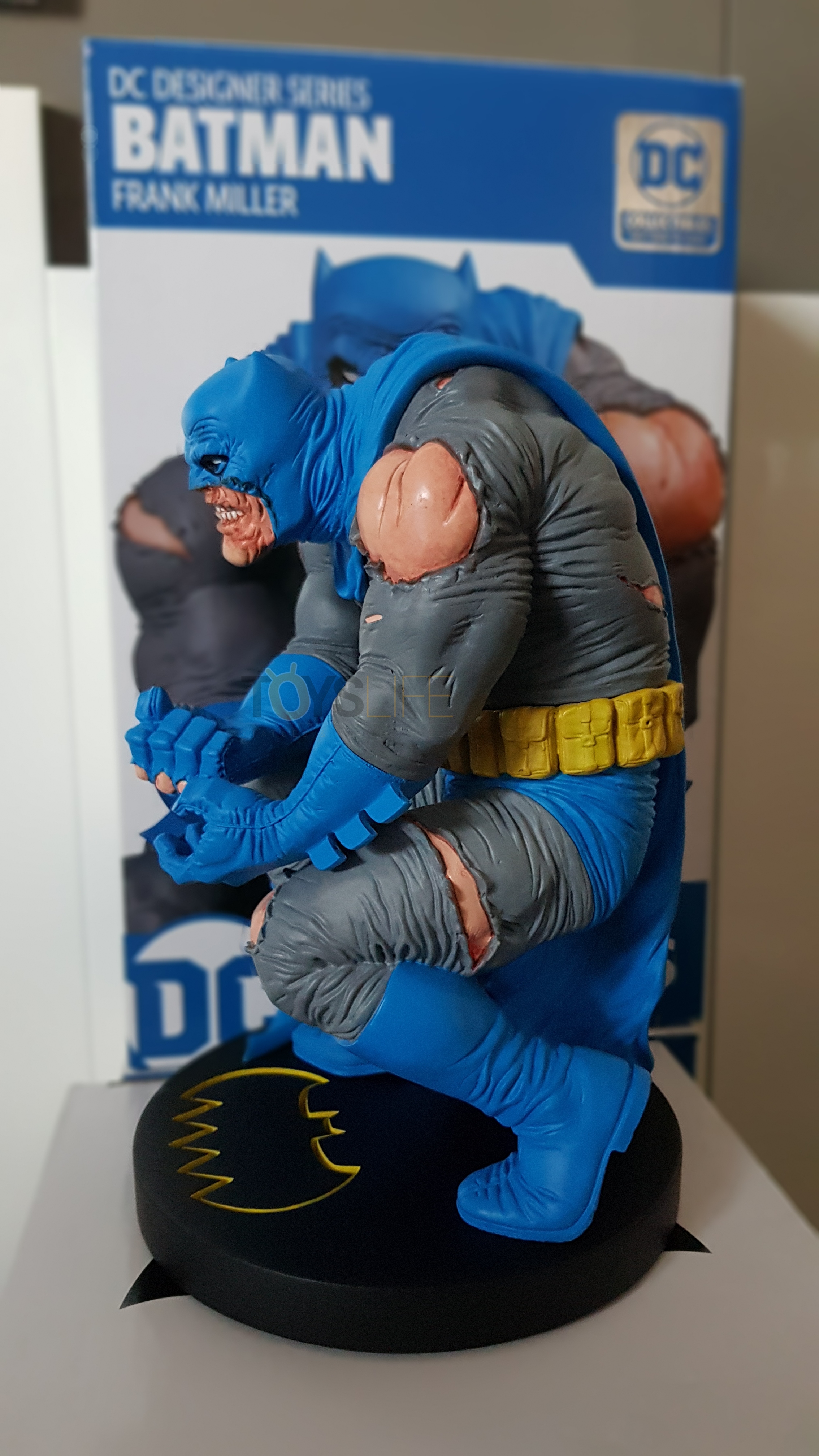 dc-designer-batman-by-frank-miller-statue-toyslife-review-04