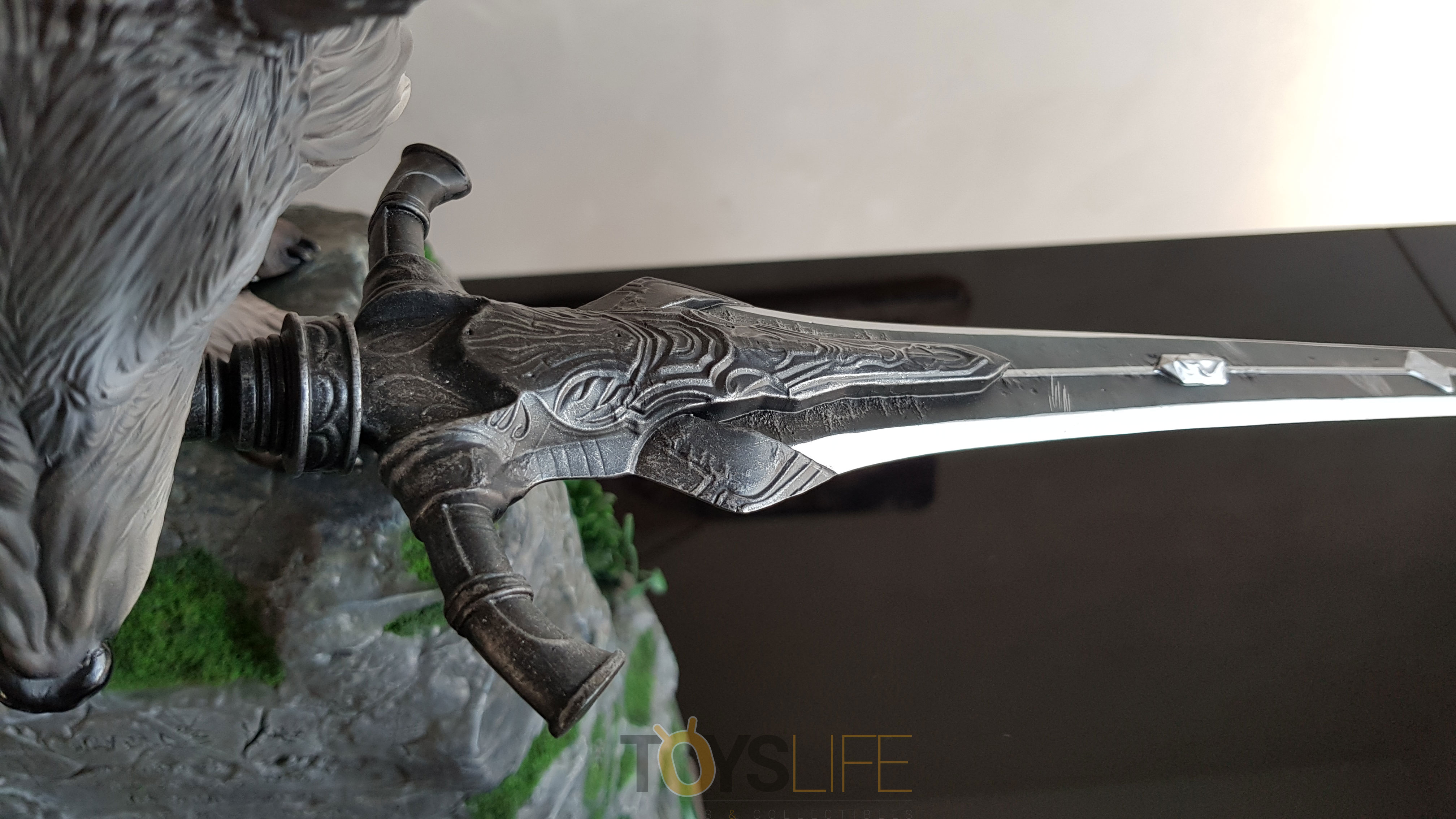 f4f-dark-souls-sif-the-great-grey-wolf-statue-live-review-toyslife-09