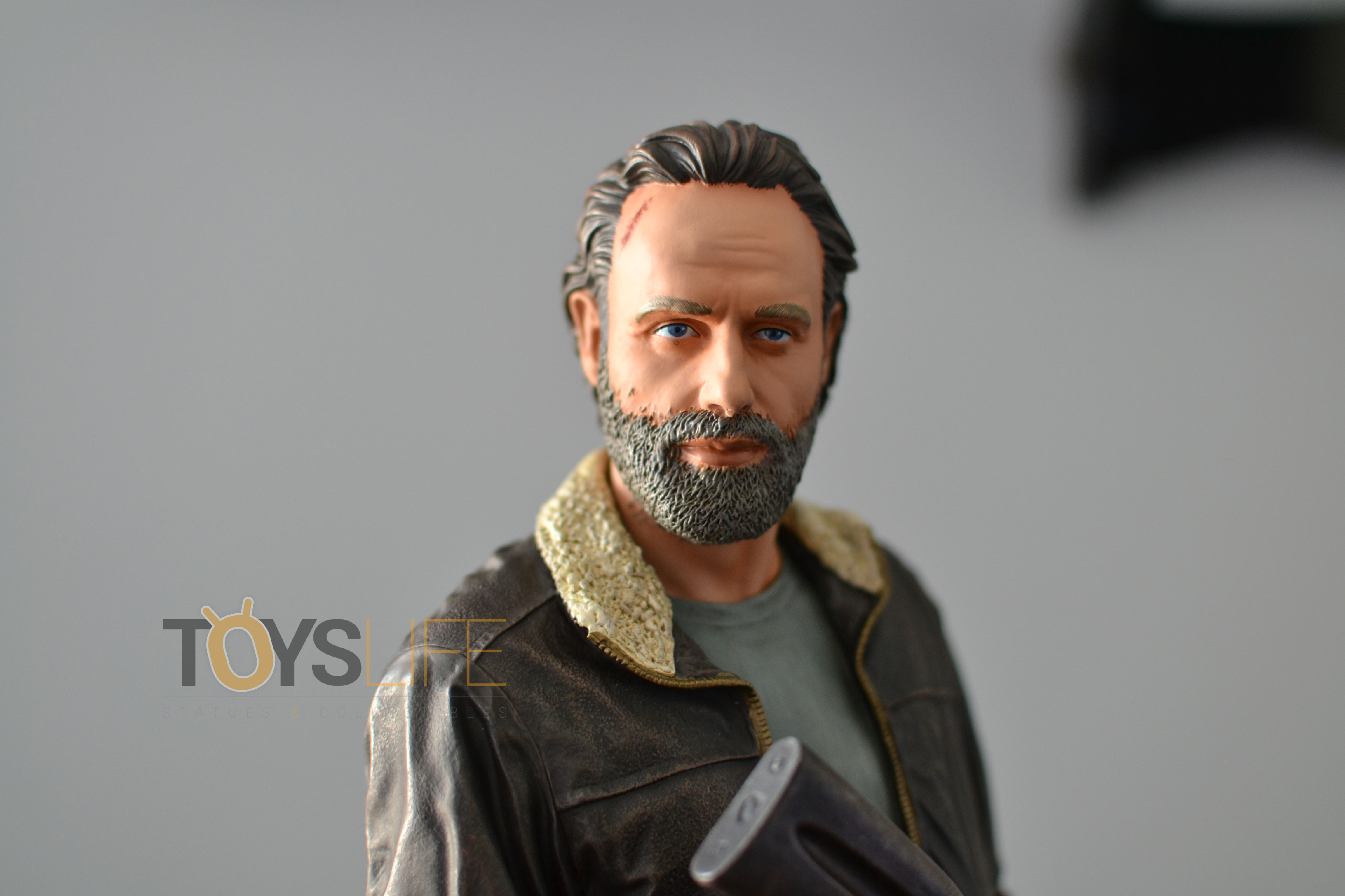 gentle-giant-the-walking-dead-rick-grimes-statue-toyslife-review-11