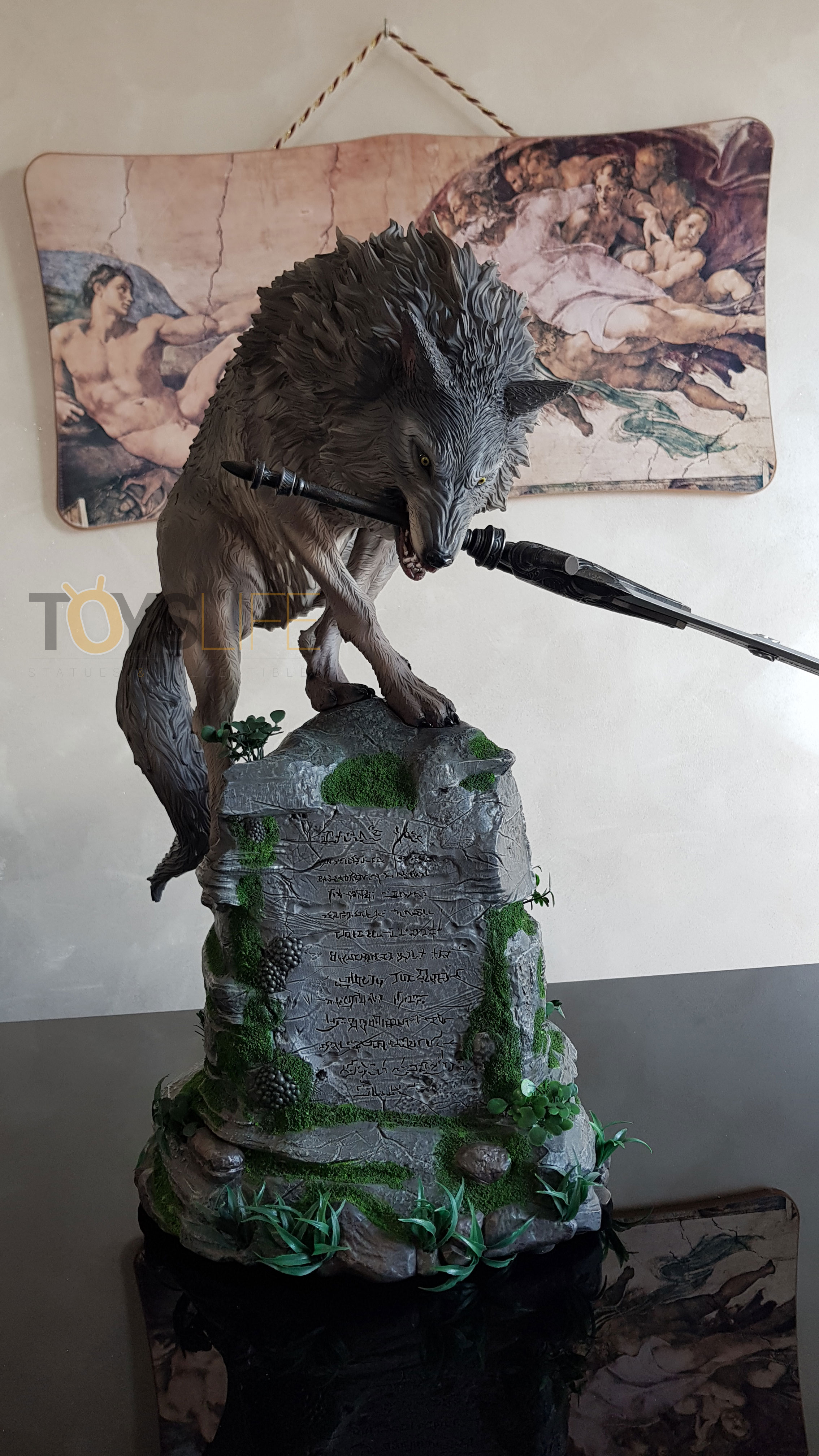 f4f-dark-souls-sif-the-great-grey-wolf-statue-live-review-toyslife-01