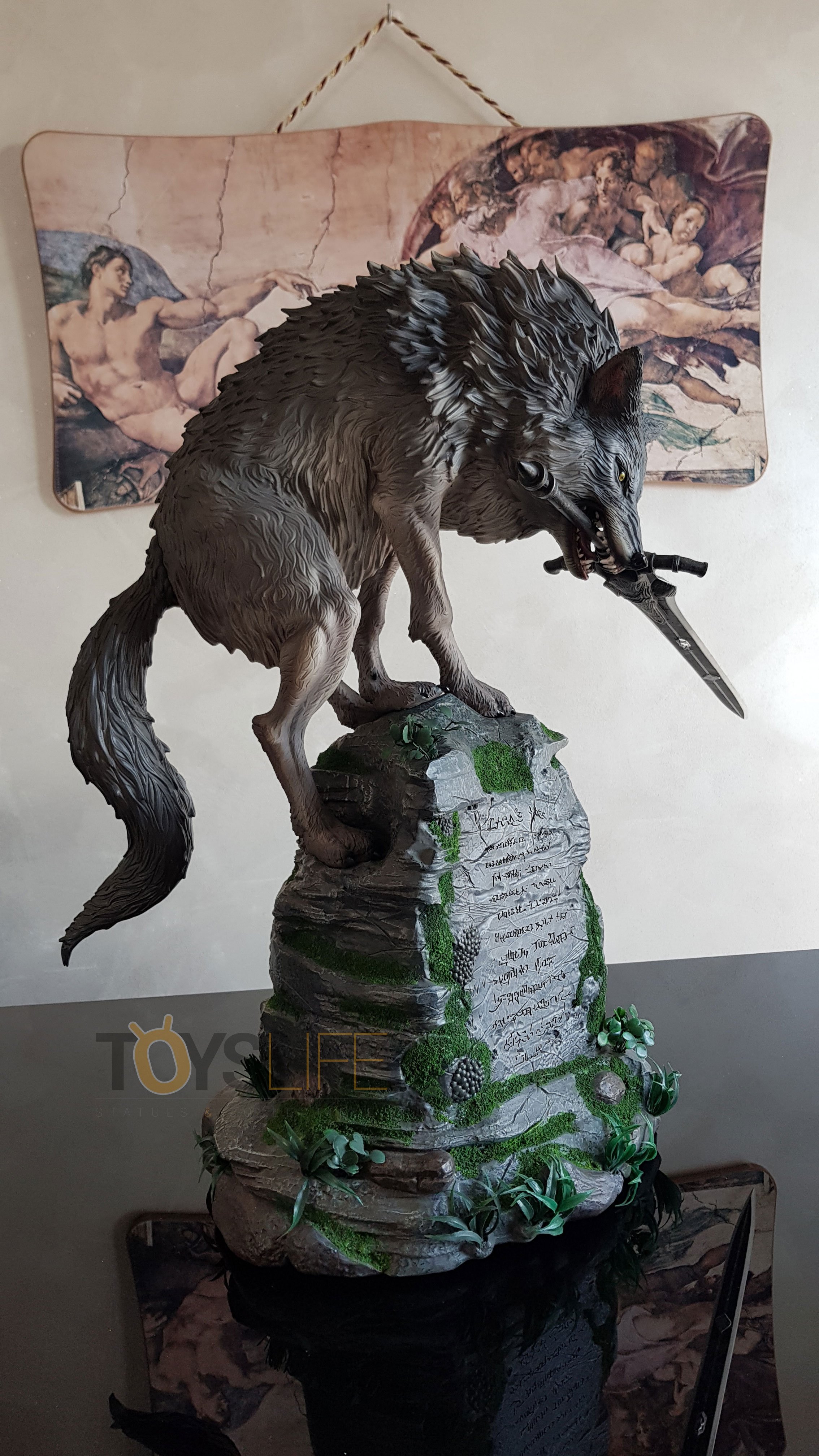 f4f-dark-souls-sif-the-great-grey-wolf-statue-live-review-toyslife-02