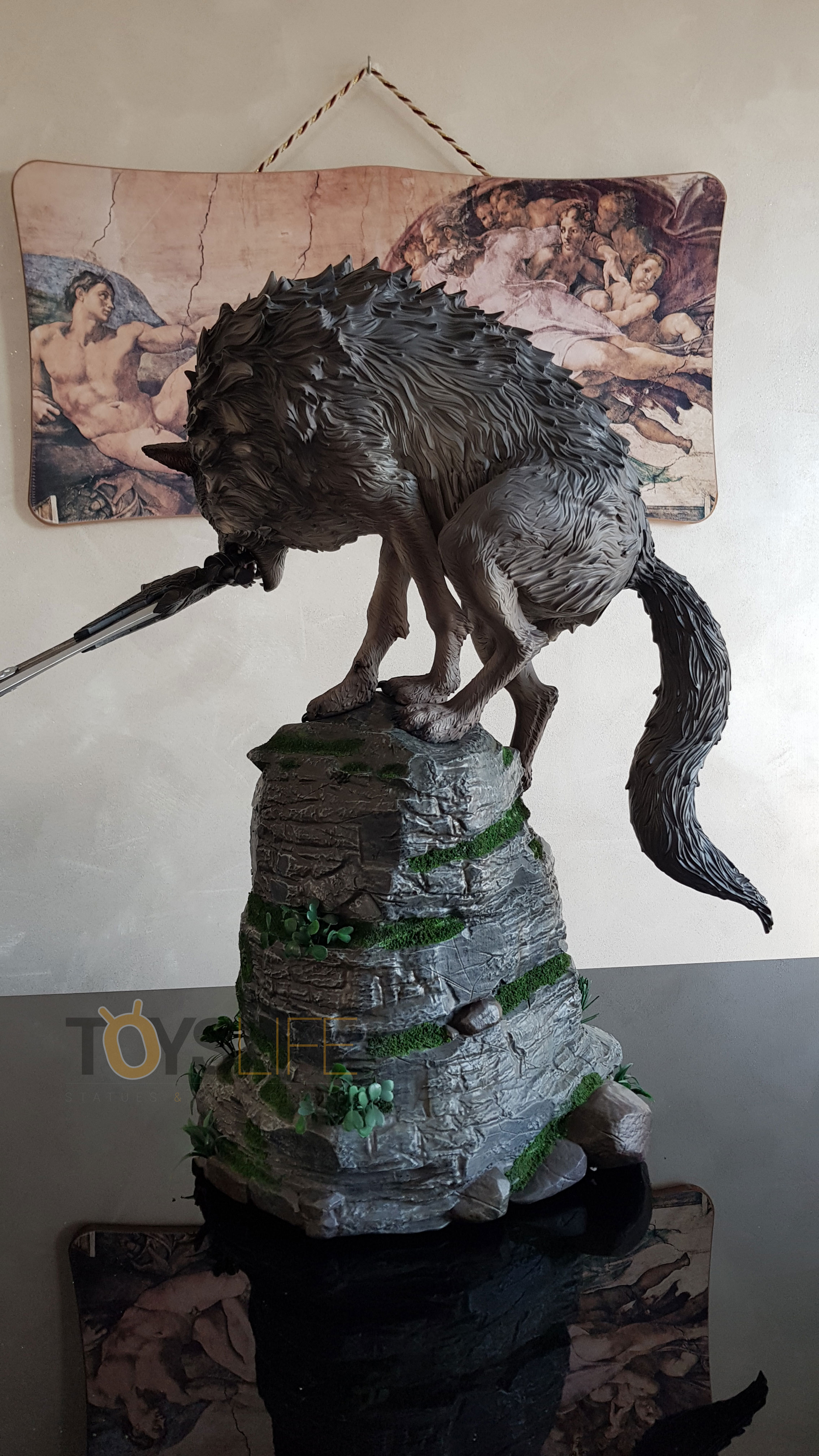 f4f-dark-souls-sif-the-great-grey-wolf-statue-live-review-toyslife-04