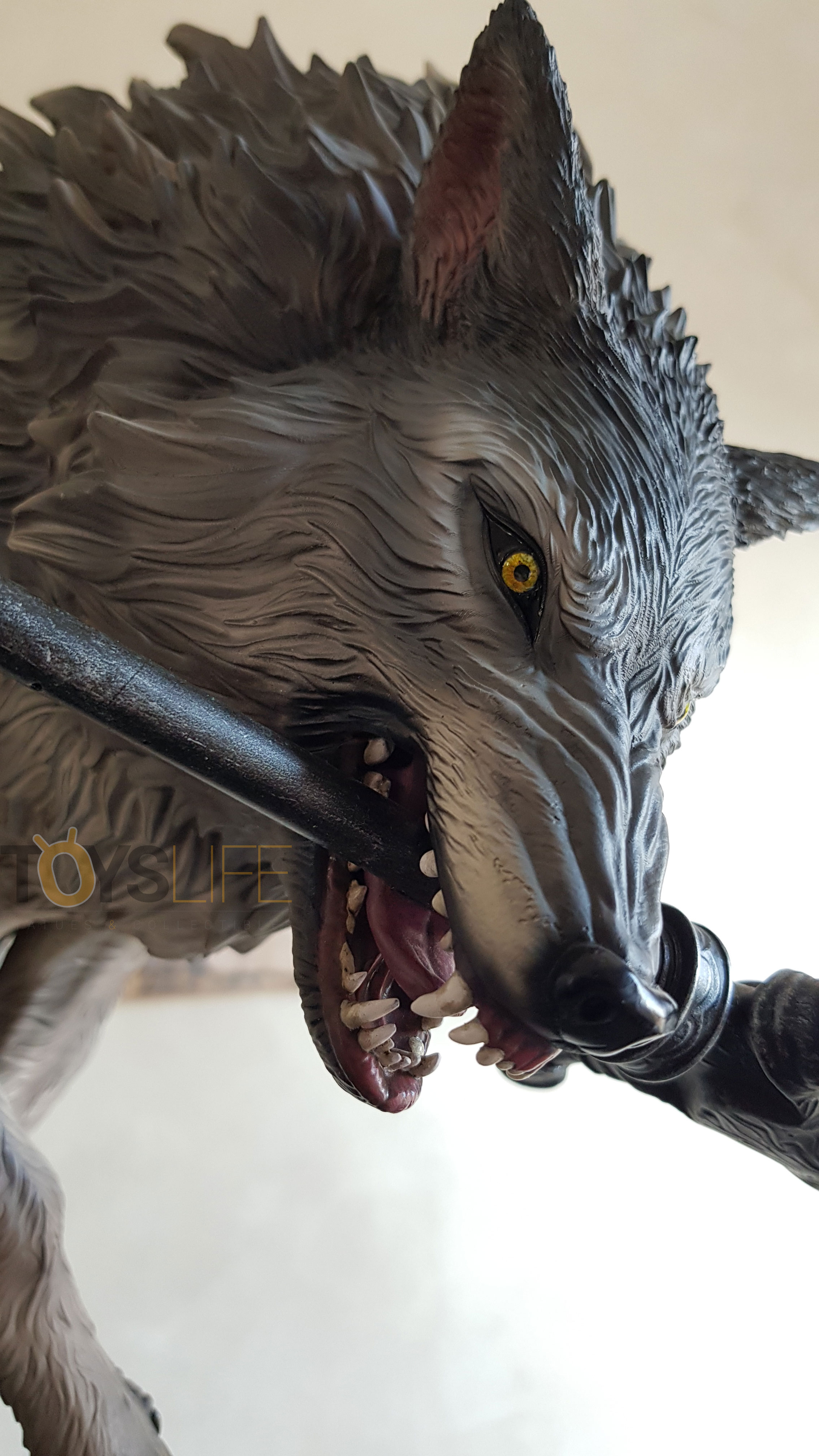 f4f-dark-souls-sif-the-great-grey-wolf-statue-live-review-toyslife-05