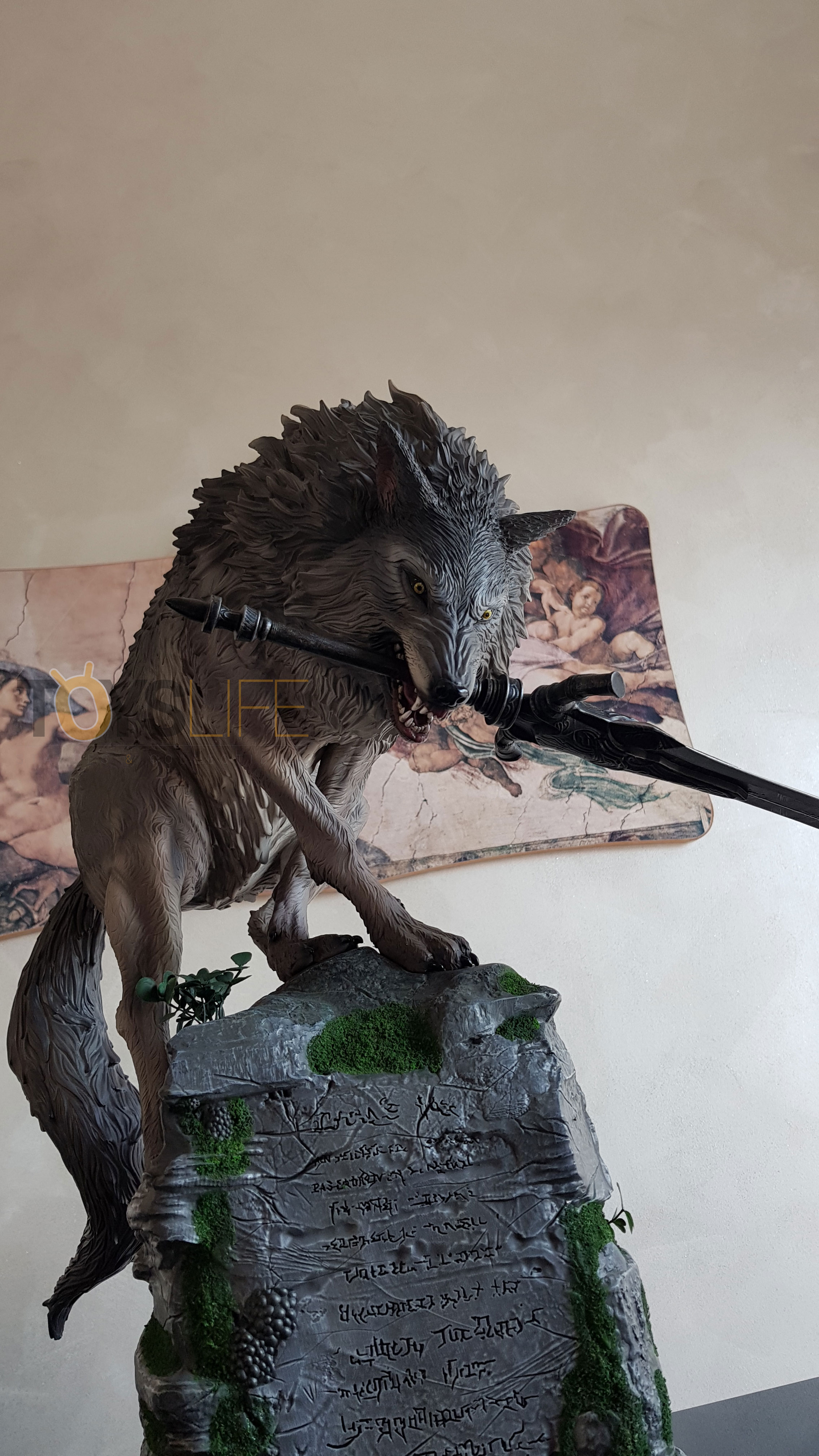 f4f-dark-souls-sif-the-great-grey-wolf-statue-live-review-toyslife-06