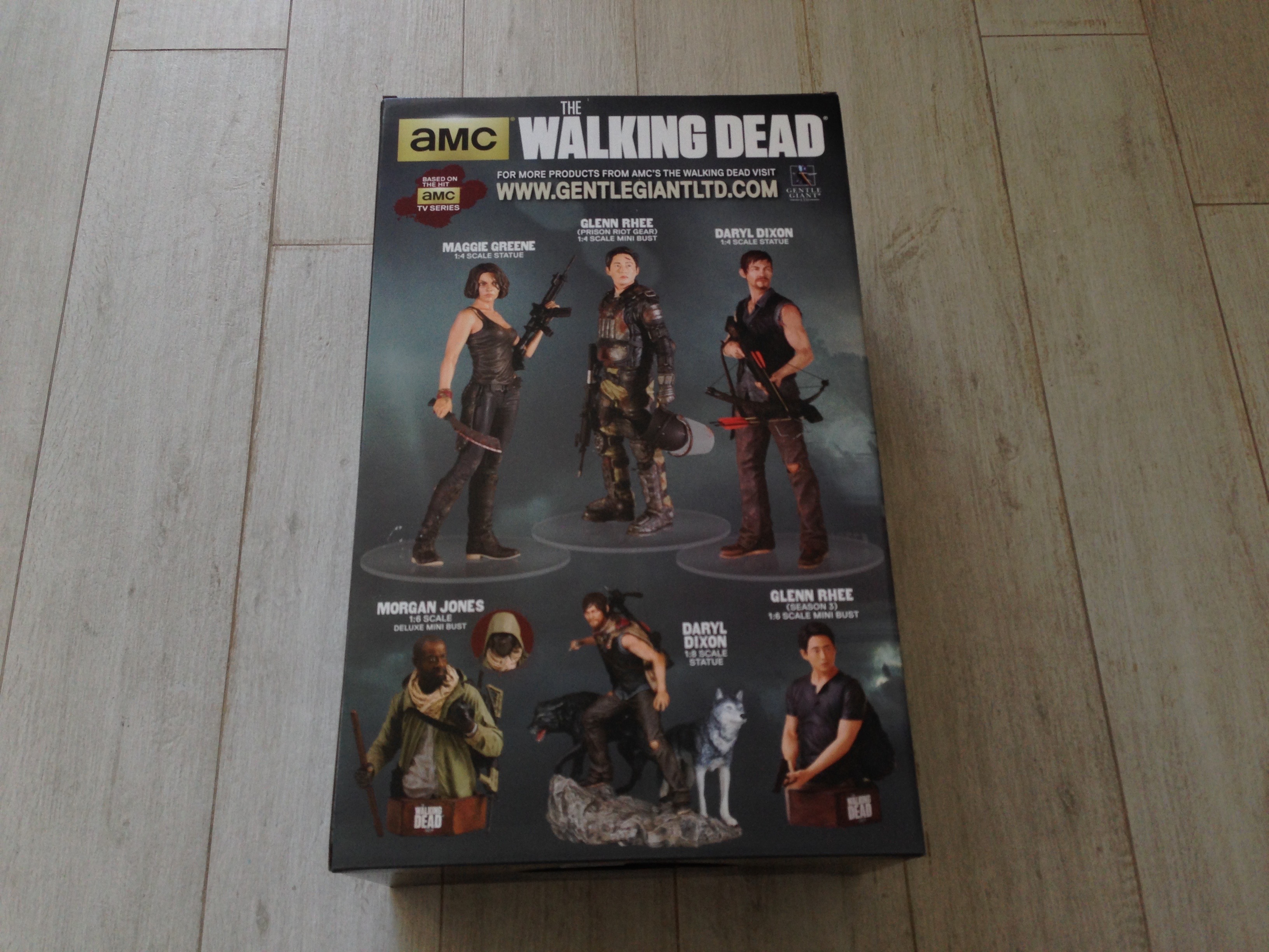 gentle-giant-the-walking-dead-rick-grimes-statue-toyslife-review-03