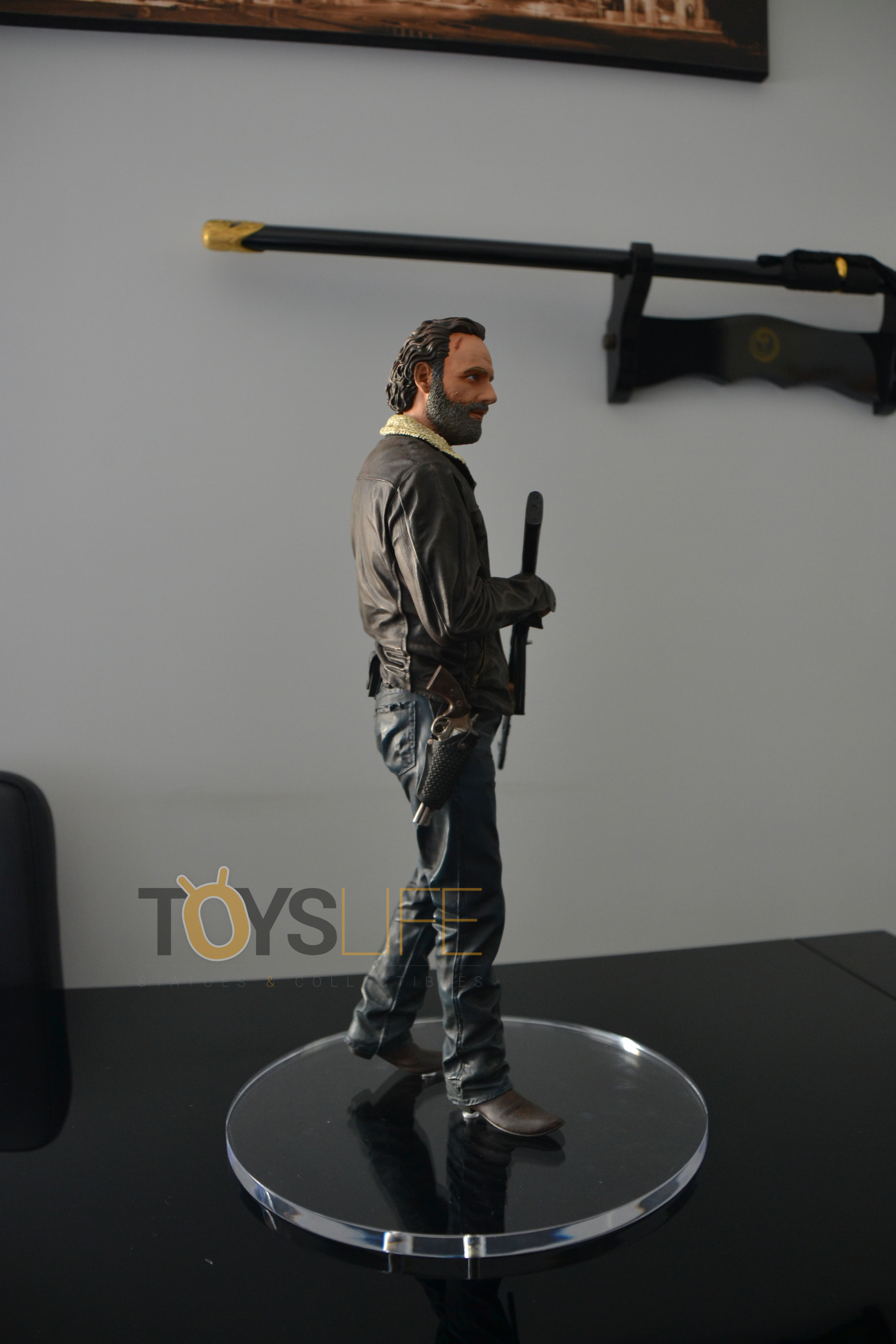 gentle-giant-the-walking-dead-rick-grimes-statue-toyslife-review-08
