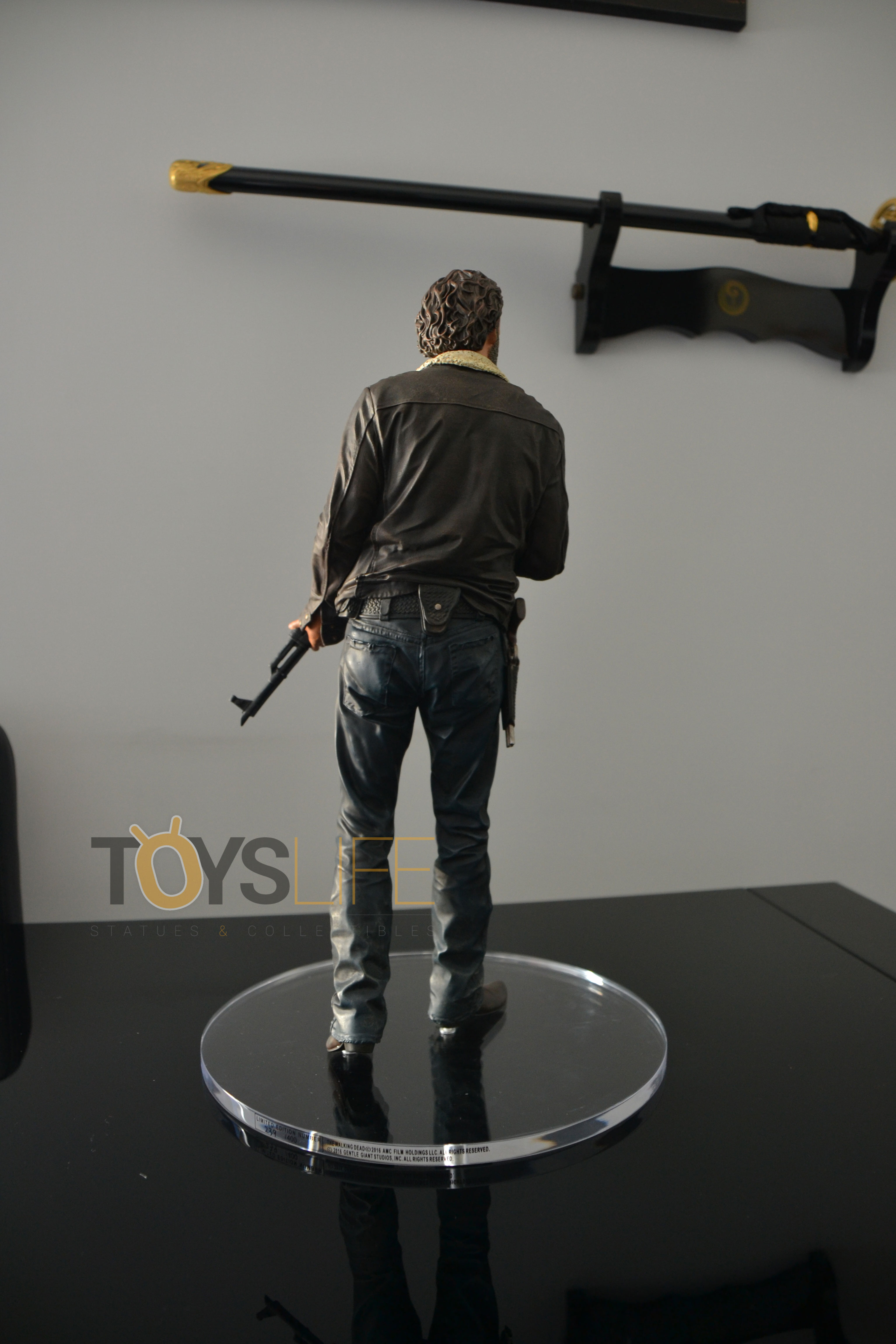 gentle-giant-the-walking-dead-rick-grimes-statue-toyslife-review-09