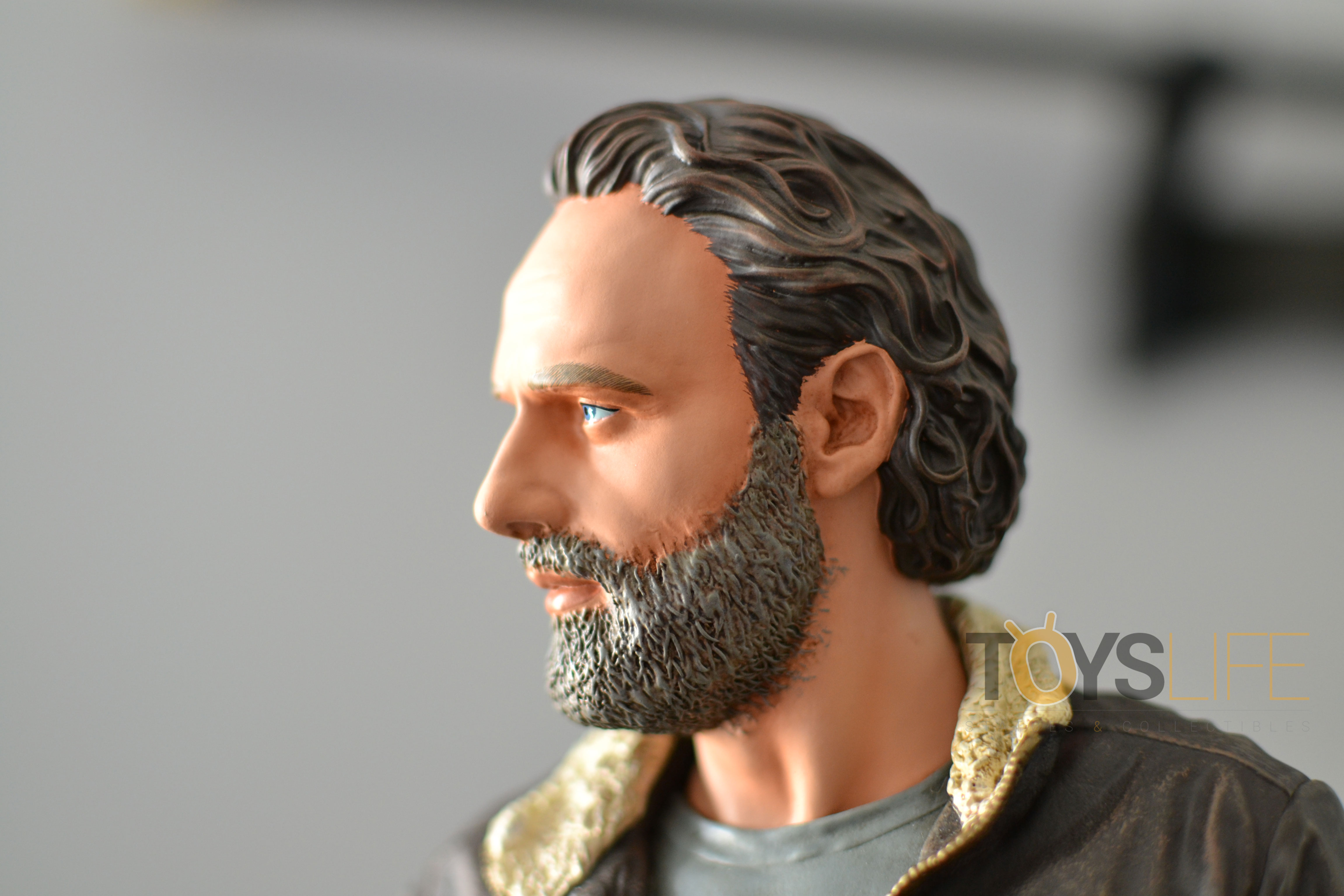 gentle-giant-the-walking-dead-rick-grimes-statue-toyslife-review-21